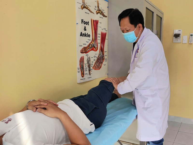 Hình ảnh minh họa các bài tập tăng cường sức mạnh và thăng bằng giúp phòng ngừa đứt dây chằng chéo trước, ví dụ: squat, lunge, single leg balance